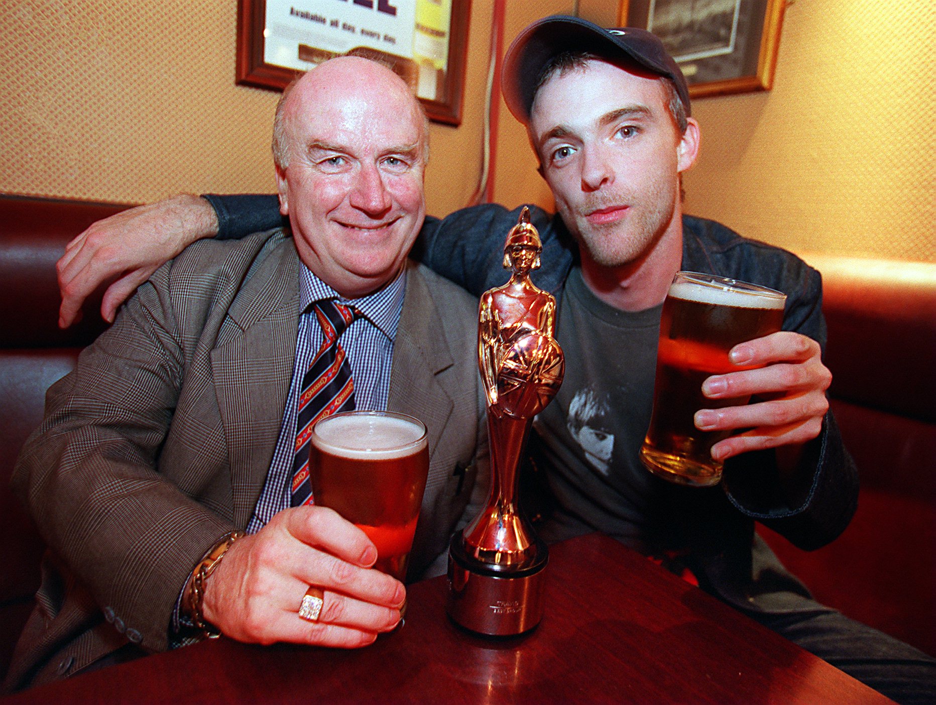 August 2000 - FRAN HEALEY from Travis with his old friend DAVE SMITH, Manager of The Horse Shoe Bar in Glasgow with his BRIT AWARD